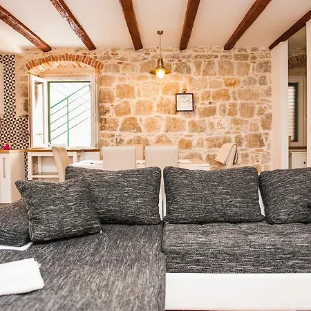 Gasthuis Kokolo Town House 3*